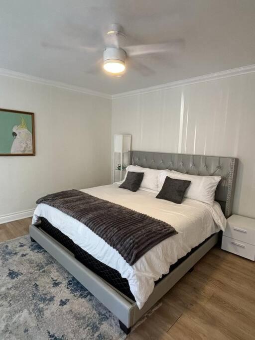 King Size Bed In Cozy, Modern Hollywood Place Appartamento Los Angeles
