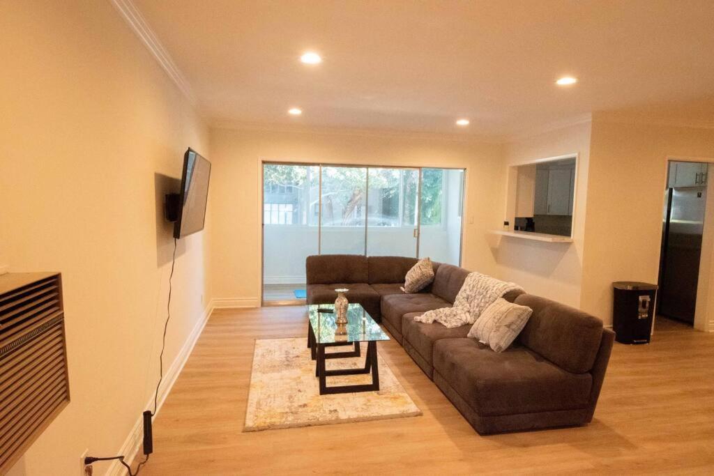 Appartamento King Size Bed In Cozy, Modern Hollywood Place Los Angeles